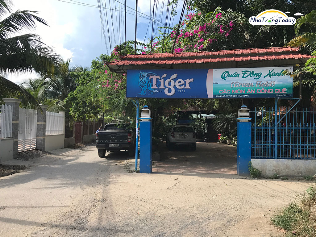 Quán Đồng Xanh nhìn từ trước cổng