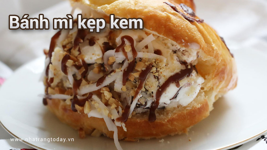 Bánh mì kẹp kem ở Nha Trang