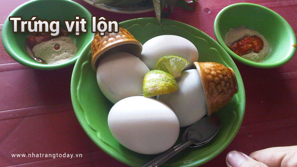 Trứng vịt lộn món ăn đường phố Nha Trang